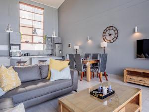 - un salon avec un canapé et une table dans l'établissement Point Bay - Super Stylish for Less, à Durban