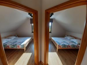 Łóżko lub łóżka w pokoju w obiekcie Apartamenty i Domki Mierzeja