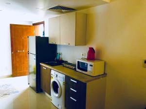 W kuchni znajduje się pralka i kuchenka mikrofalowa. w obiekcie Lovely Cozy Studio in G Cribs, Elgouna w mieście Hurghada
