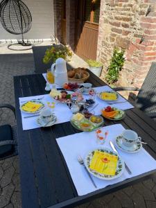 una mesa con platos de comida encima en Altes Weingut Bröhl, en Hatzenport