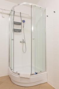 prysznic ze szklaną obudową w łazience w obiekcie Apartamenty Starówka w Olsztynie +37 zdjęć