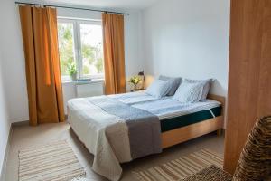 sypialnia z dużym łóżkiem i oknem w obiekcie Apartamenty Starówka w Olsztynie