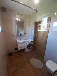 Łazienka w obiekcie Apartamenty i Domki Mierzeja