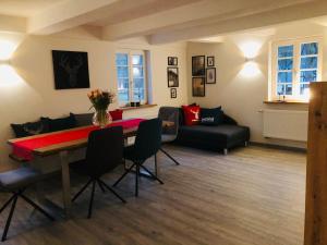 a living room with a table and a couch at Ferienwohnung Waldblick in Lennestadt
