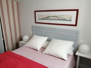 - une chambre avec un lit et 2 oreillers blancs dans l'établissement El Patio de la Ballena, à Vejer de la Frontera