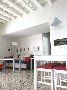 - un salon avec un canapé, une table et des chaises dans l'établissement El Patio de la Ballena, à Vejer de la Frontera