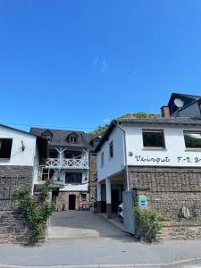 HatzenportAltes Weingut Bröhl的街道上的一群建筑物