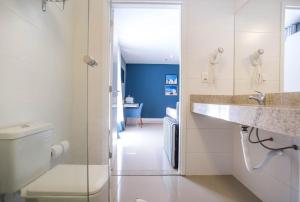 a bathroom with a toilet and a sink at Flat 402 in Cabo Frio 700m from the beach in Cabo Frio