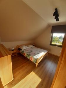 Łóżko lub łóżka w pokoju w obiekcie Apartamenty i Domki Mierzeja