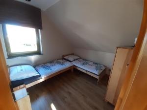 Łóżko lub łóżka w pokoju w obiekcie Apartamenty i Domki Mierzeja