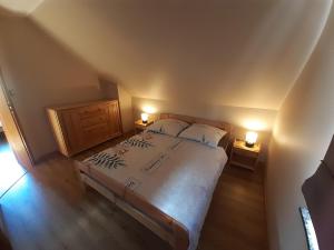 Łóżko lub łóżka w pokoju w obiekcie Apartamenty i Domki Mierzeja