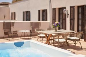 Bazén v ubytovaní Can Bordoy Grand House Hotel GL Preferred Hotel alebo v jeho blízkosti