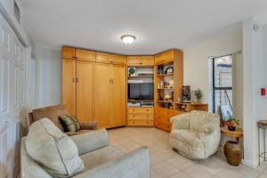 Een zitgedeelte bij Cozy Condominium In Quiet Gated Community in Palm Beach Lakes condo