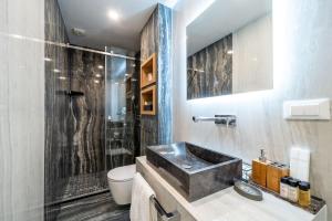 Kúpeľňa v ubytovaní Gorgeous Ground Floor w/ Minipool & Patio