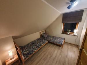 mały pokój z dwoma łóżkami i oknem w obiekcie Apartamenty i Domki Mierzeja w Sztutowie