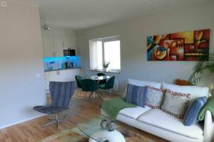 Μια τηλεόραση ή/και κέντρο ψυχαγωγίας στο Homestay - private room in an apartment