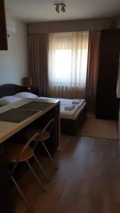 Un pat sau paturi într-o cameră la Keller Arany Apartmanok