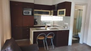 O bucătărie sau chicinetă la Keller Arany Apartmanok