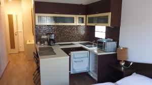 O bucătărie sau chicinetă la Keller Arany Apartmanok