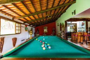 uma mesa de bilhar com bolas numa sala em Hotel Fazenda Serra da Irara em Corumbá de Goiás