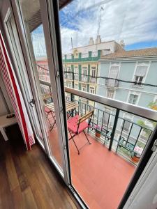 balcón con banco y vistas a un edificio en Apartamentos Sevilla, en Valencia