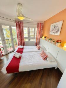 1 dormitorio con 1 cama grande con manta roja en Apartamentos Sevilla, en Valencia