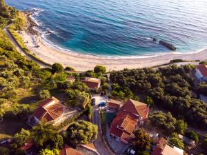una vista aérea de una playa con casas y el océano en THE HAPPINESS OF VANGELIS, en Paralia Vrachou
