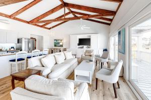 een woonkamer met witte meubels en een keuken bij Sandbag Castle in Orange Beach