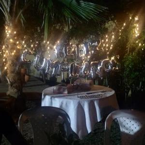 een tafel met een wit tafelkleed en verlichting bij CASA QUINTA VILLA ESPERANZA in Guayabal