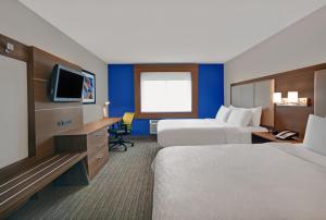 TV a/nebo společenská místnost v ubytování Holiday Inn Express Adrian by IHG