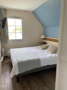 a bedroom with a bed and a window at Pepper Lake in Fort-Mahon-Plage