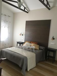 A bed or beds in a room at Casa rural La Quinta De Lara