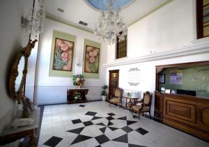 a lobby of a building with a reception desk and chandelier at Hotel Francis Drake in Campeche