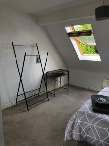 um quarto com uma cama, uma mesa e uma janela em Spring House - Staycation - Perfect for Contractors & Families - 2 Parking Spaces em Dudley