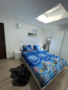 1 dormitorio con 1 cama con edredón azul en Apartman Gabrijela, en Opatija