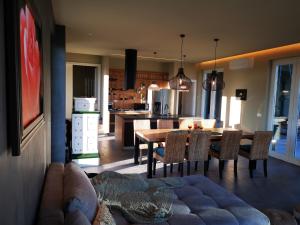 eine Küche und ein Wohnzimmer mit einem Sofa und einem Tisch in der Unterkunft Villa Gorana in Zadar