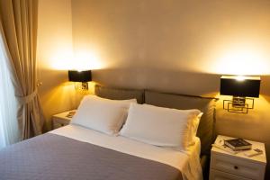 una camera d'albergo con un letto con due comodini di Cathy's Luxury Home a Roma