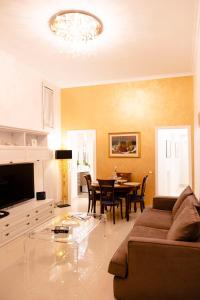 ein Wohnzimmer mit Sofa und Tisch in der Unterkunft Cathy's Luxury Home in Rom