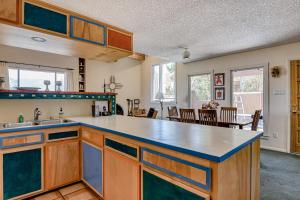 une cuisine avec des placards en bois et un comptoir bleu dans l'établissement Quail Ridge Condo, à El Prado