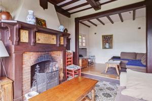 un salon avec une cheminée et un canapé dans l'établissement Grand Chalet 180 m2 - Welkeys, à Veyrier-du-Lac