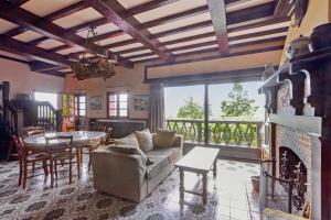 - un salon avec un canapé, une table et une cheminée dans l'établissement Grand Chalet 180 m2 - Welkeys, à Veyrier-du-Lac