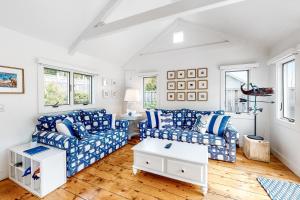 una sala de estar con sofás azules y blancos en Sweet Haven, en Boothbay Harbor