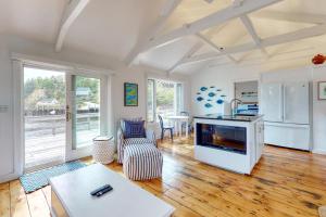 sala de estar con cocina y sala de estar con suelo de madera. en Sweet Haven, en Boothbay Harbor