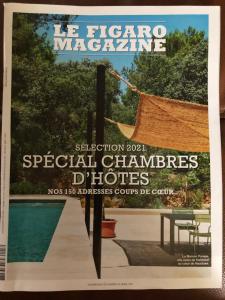 una portada de revista de un patio con piscina en L'Intemporelle B&B, en Le Buisson de Cadouin