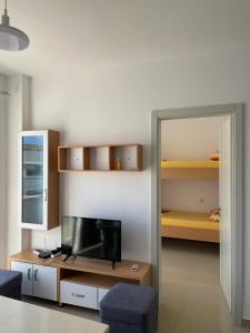 TV a/nebo společenská místnost v ubytování Nimfeum Apartments