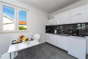 Virtuvė arba virtuvėlė apgyvendinimo įstaigoje Korta Apartments