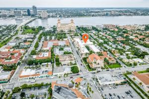 una vista aérea de una ciudad con un marcador rojo en Palm Beach Hotel & Sunrise Cottage en Palm Beach