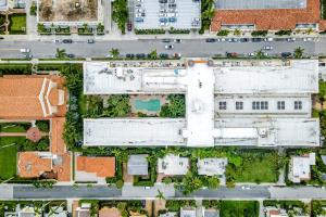 una vista aérea de una ciudad con edificios en Palm Beach Hotel & Sunrise Cottage en Palm Beach