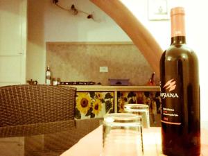 uma garrafa de vinho em cima de uma mesa em Girasole home em Trapani
