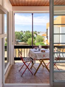 d'une table et de chaises sur un balcon avec vue. dans l'établissement Cosy beach apartment in Albufeira centre, à Albufeira